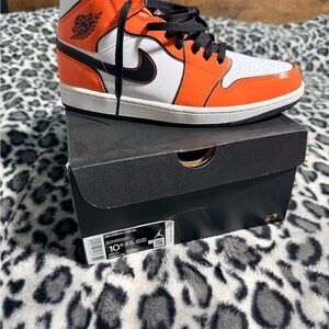 Orange and White High-Top Sneakers Jordan 1 mids